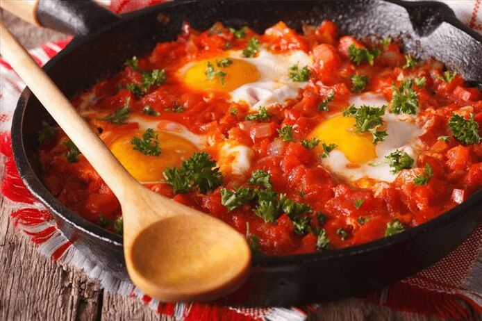 ovos revoltos con tomate e pemento doce