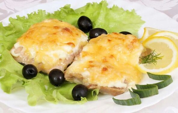 O peixe ao forno con queixo será un prato saboroso e saudable no menú da dieta mediterránea. 