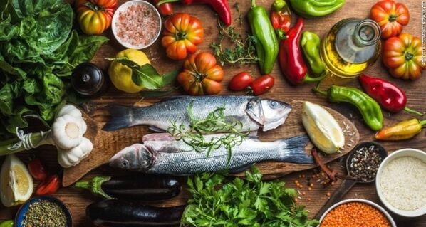 O peixe e as verduras son os principais produtos da dieta mediterránea para a perda de peso. 